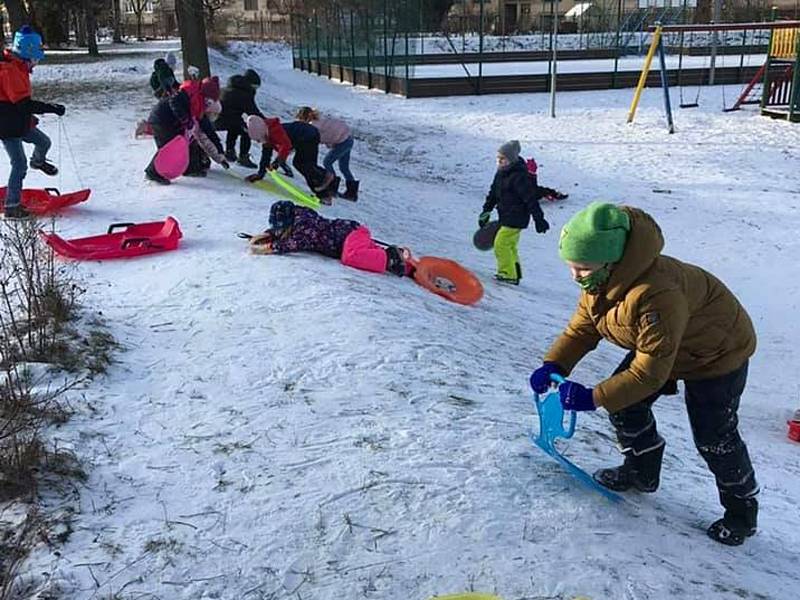 Hustopečští prvňáci si užili tělocvik ve sněhu. Foto: Vladimíra Mačková