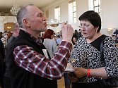Téměř osm set vzorků vín mohli ochutnat návštěvníci devatenáctého ročníku Valtického koštu. Premiérově se konal v prostorách zámecké zimní jízdárny.