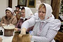 Ženy z Kobylí oživily starodávnou tradici draní peří.
