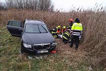 Osobní auto havarovalo ve středu před polednem blízko rakvické místní části Trkmanice. Na místo letěl i záchranářský vrtulník.