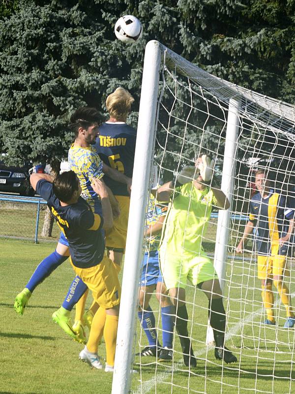 V úvodním kole fotbalové divize D porazil MSK Břeclav (ve žlutém) nováčka FK Tišnov 2:1.