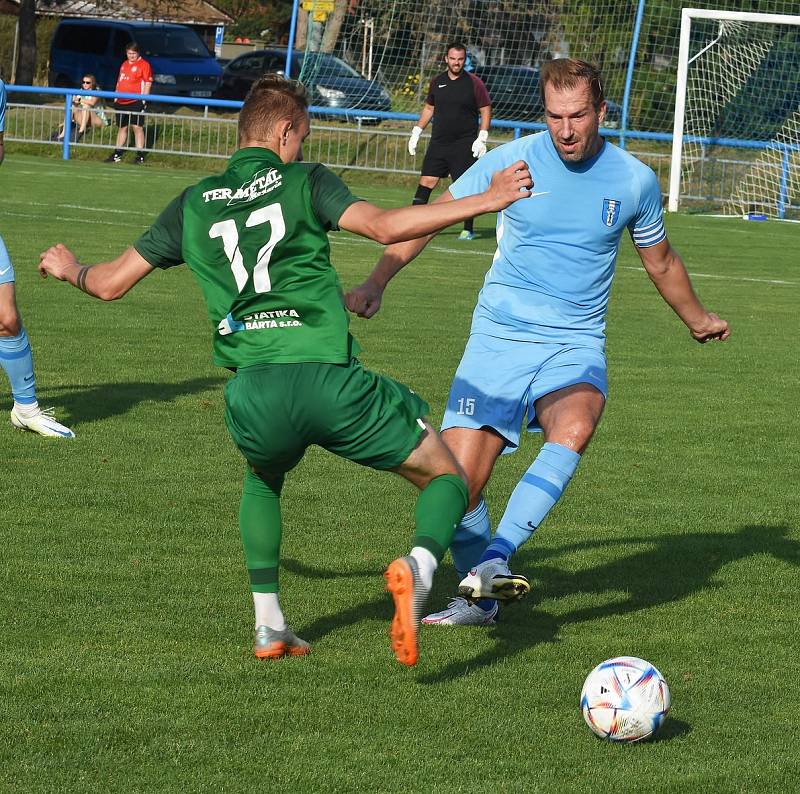 Fotbalisté Lednice (v modrých dresech) vstoupili do krajského přeboru výhrou 1:0 nad Ráječkem.