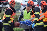 Čeští policisté, záchranáři a hasiči si ve čtvrtek dopoledne vyzkoušeli při plánovaném cvičení spolupráci s rakouskými kolegy. Při fingované honičce skončilo pronásledované auto na střeše.