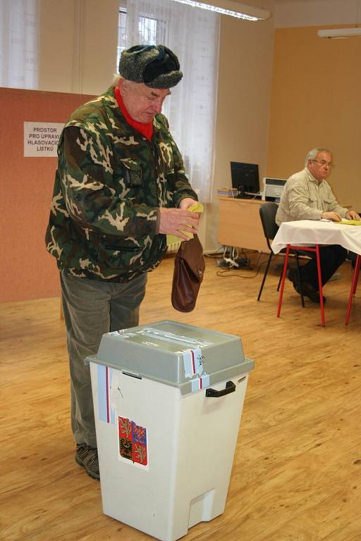 K volební místnosti na břeclavské obchodní akademii přišlo v první hodině druhého kola voleb stošedesát lidí. 