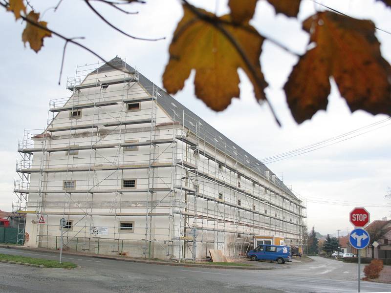 Budova bývalé sýpky ve Velkých Pavlovicích je v rukou dělníků. Z budovy vzniknout Centrum moravských tradic s hotelem. Ilustrační foto.