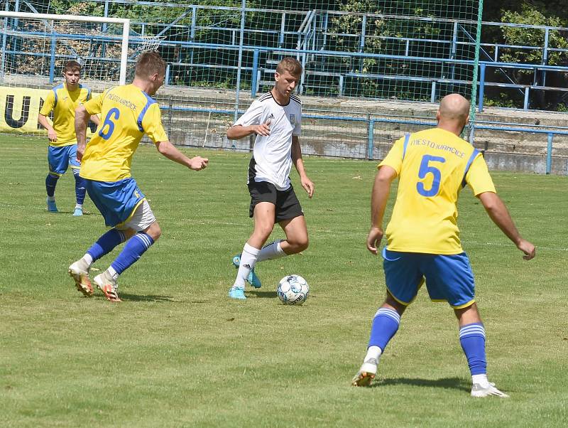 Břeclavští fotbalisté (v bílých dresech) zahájili letní přípravu výhrou nad Ivančicemi.