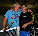 Ivan Dvořák (vpravo) při přátelském tenisovém duelu s kamarádem Ladislavem Vízkem.