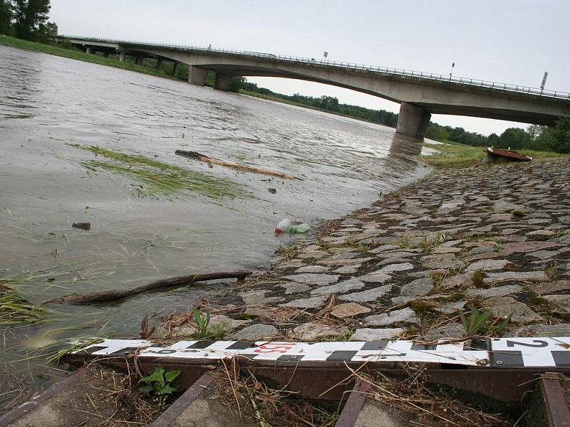 Výška hladiny řeky Moravy za Lanžhotem se v pondělí odpoledne přiblížila hodnotě z loňského března. Zmizel i splav kousek od hraničního mostu.