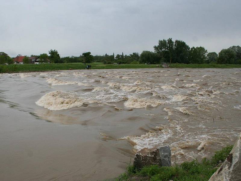 Výška hladiny řeky Moravy za Lanžhotem se v pondělí odpoledne přiblížila hodnotě z loňského března. Zmizel i splav kousek od hraničního mostu.