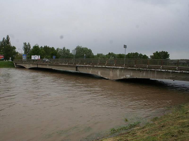 Výška hladiny řeky Moravy za Lanžhotem se v pondělí odpoledne přiblížila hodnotě z loňského března. Zmizel i splav kousek od hraničního mostu.