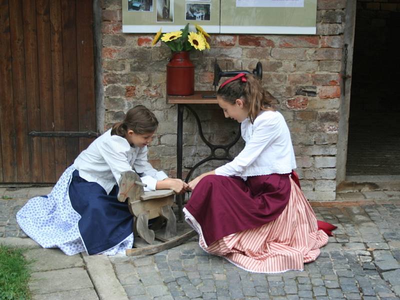 V krumvířském muzeu návštěvníky provázejí dcery nových správkyň historického domu v dochovaném lidovém oděvu. 