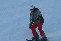 První nedočkavci postávali s lyžemi u lyžařského areálu v Němčičkách v sobotu už před jednou hodinou odpoledne. Oficiálně tam totiž začínala nová lyžařská sezona a sníh, který napadl v uplynulých dnech, nalákal do areálu desítky malých i velkých.