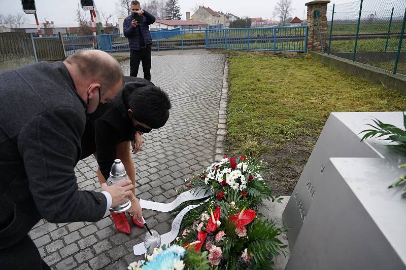 Nový památník obětem srážky vlaku a autobusu z prosince 1950 na železničním přejezdu v Podivíně na Břeclavsku. K výročí ho odhalili představitelé Velkých Bílovic a Podivína.