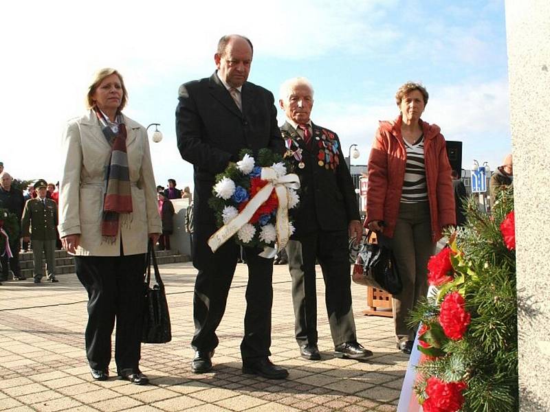 U pomníku prvního československého prezidenta T. G. Masaryka v Břeclavi zněla česká i slovenská hymna.