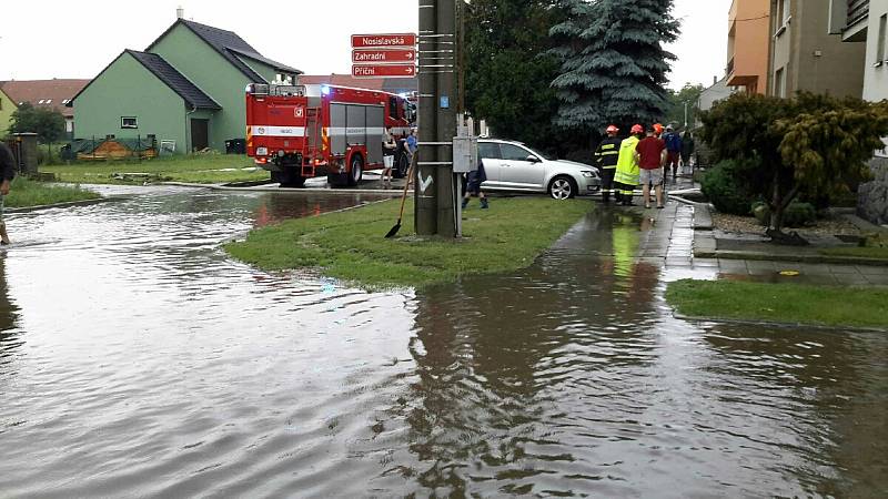 Až do výše jednoho a půl metru zaplavila voda z přívalových dešťů na dvanáct sklepů v domech ve Vranovicích.