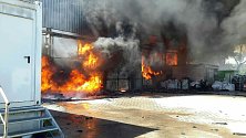 Požár skladovací haly v Drnholci.