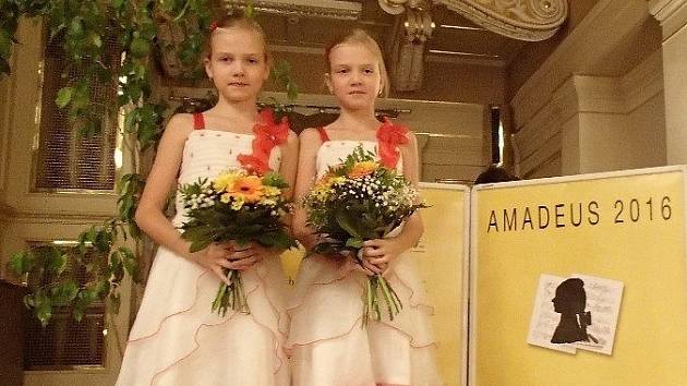 Mladé klavíristky z Klobouk zazářily v soutěži vzpomínající na Mozarta -  Břeclavský deník