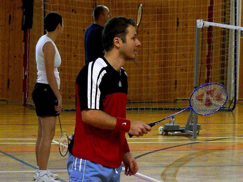 Milovníci badmintonu se sešli ve sportovní hale břeclavské Lokomotivy.