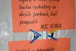 V pěší zóně před břeclavským gymnáziem strávilo noc na pátek patnáct lidí. 