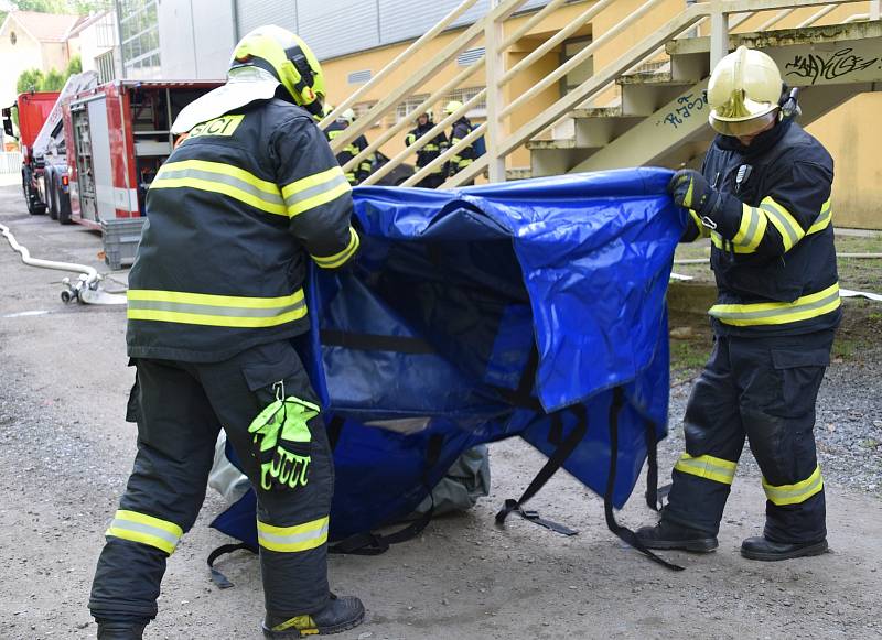 Hasiči, záchranáři a policisté nacvičovali zásah při úniku čpavku na zimním stadionu v Břeclavi.