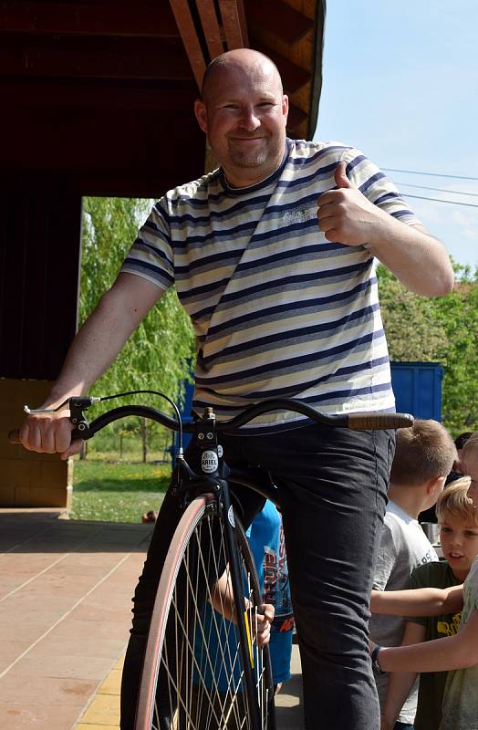 Jízdu na vysokém kole si vyzkoušel i tamní starosta Tomáš Bílek.