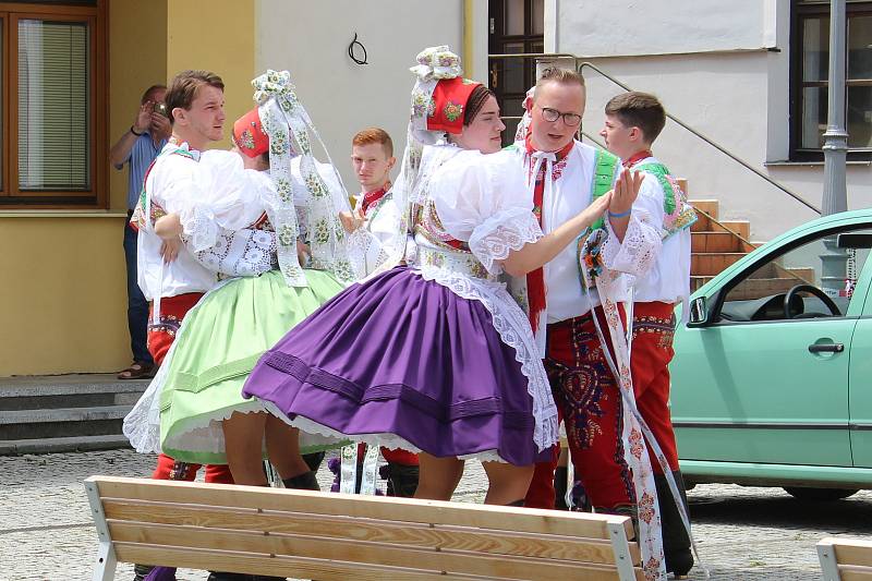 Mikulov ovládly hody. V krojích šly i děti.