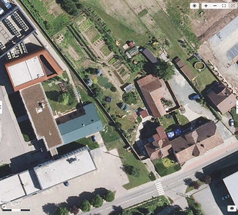 Letecké snímky zachycující pohled na obce zasažené tornádem. A to v roce 2018 před katastrofou, krátce po ní a na konci července.  Na snímku Lužice.