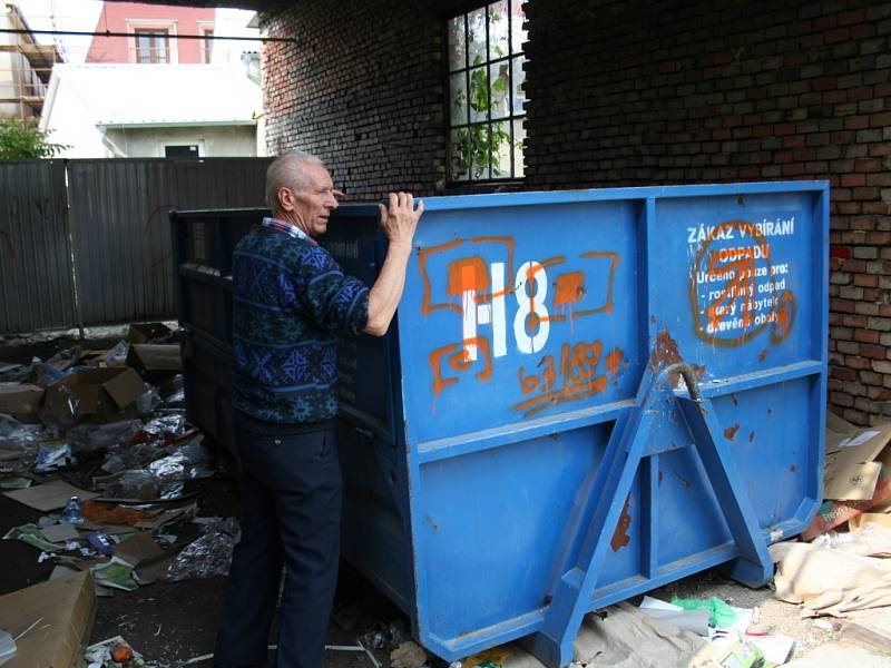 Trhovec Štěpán Hrůza ukazuje nepořádek, který se hromadí za břeclavskou tržnicí