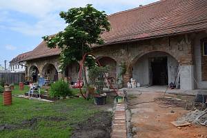 Majitelé Vinařství Přítluky opravují barokní faru, která roky chátrala