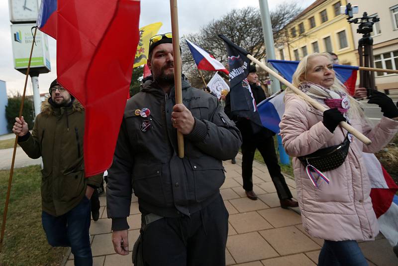 Několik stovek lidí prošlo Břeclaví na demonstraci proti novele pandemického zákona.
