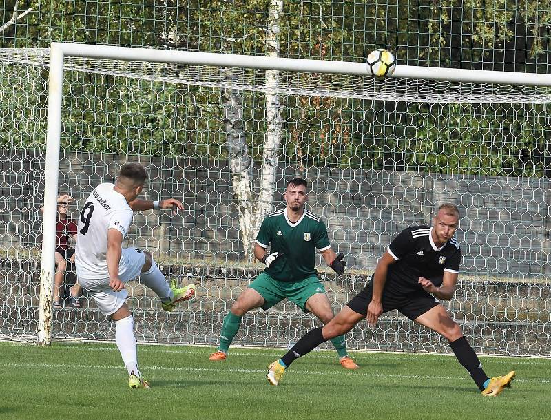 Fotbalisté Lanžhotu (v bílém) opět porazili svého rivala z Břeclavi.