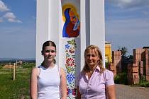 Helena Jančálková a Martina Rosincová (vlevo) společně s dalšími dobrovolníky obnovili boží muka poničená při tornádu před dvěma lety.