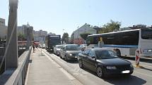 Uzavírka ulic Sovadinova a Na Zahradách způsobuje v centru města dopravní problémy.