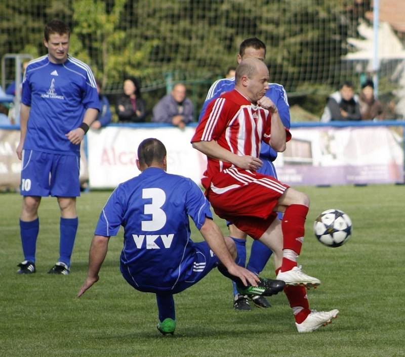 Fotbalisté Lednice (v modrém) na remízu proti Velkým Pavlovicím nedosáhli. 