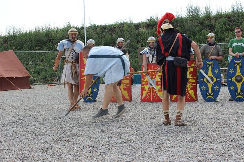 Návštěvníci pasohláveckého pavilonu Circus Maximus zažili výcvik legionářů a zhlédli představení s Asterixem a Obelixem. Vyzkoušet si mohli také skládání mozaiky, tkaní opasků, táborový život i jídlo římských legionářů