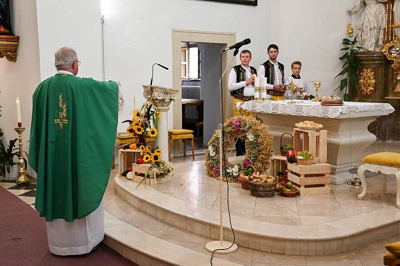 Zahrávání hodů a oslava dožínek ve Velkých Bílovicích.