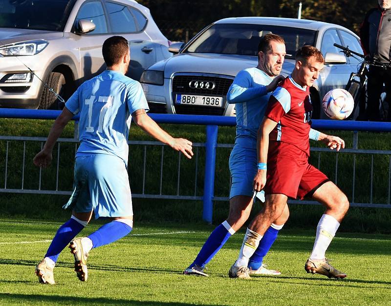 Fotbalisté Lednice (v modrém) remizovali 1:1 s Kunštátem.