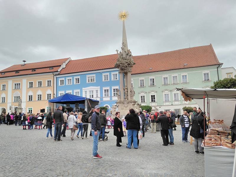 Mikulovské náměstí hostilo tradiční Setkání pod Taneční horou. Vystoupení folklorních souborů přilákala stovky návštěvníku.