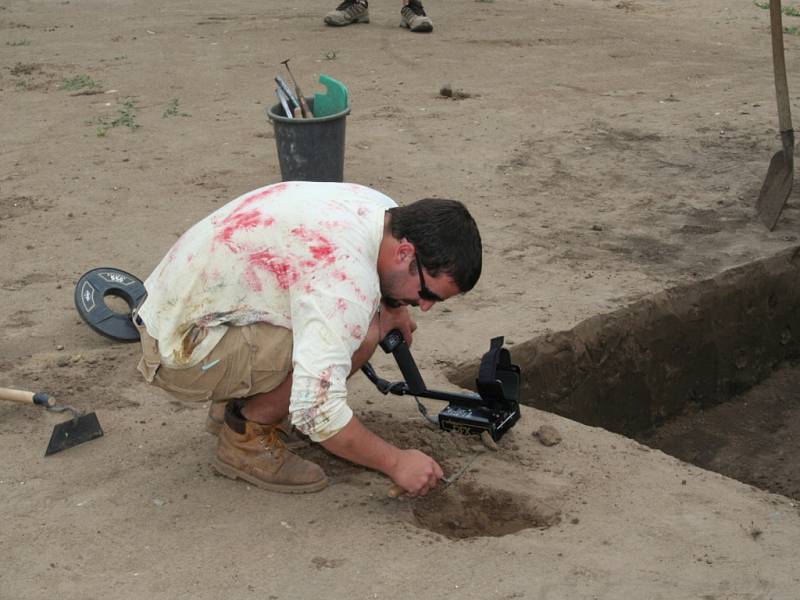 Pracovníci z brněnského archeologického ústavu odkrývají pozůstatky římského ležení u Pasohlávek.