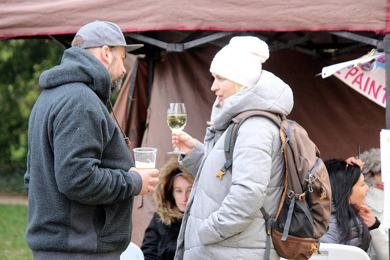 Trávník na zámku ve Valticích ozdobila velikonoční vejce, na zámecké louce se uskutečnil rokokový piknik.