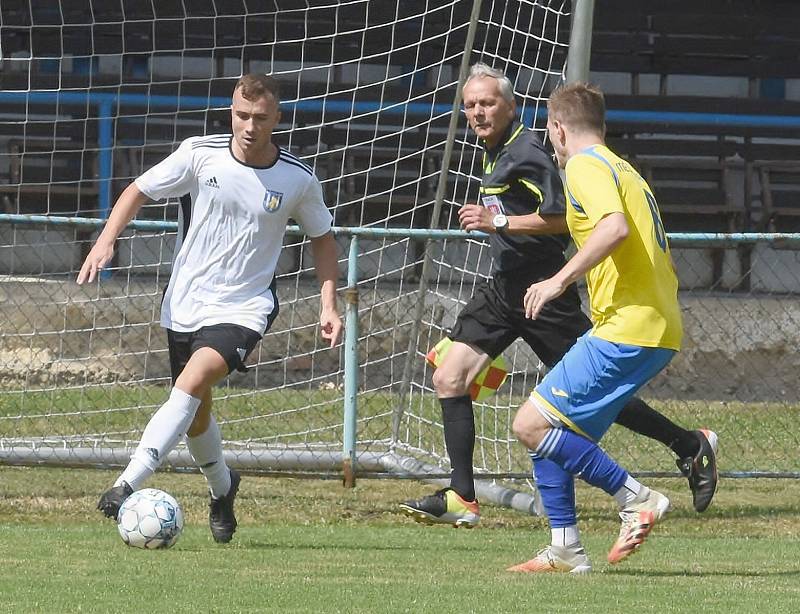 Břeclavští fotbalisté (v bílých dresech) zahájili letní přípravu výhrou nad Ivančicemi.