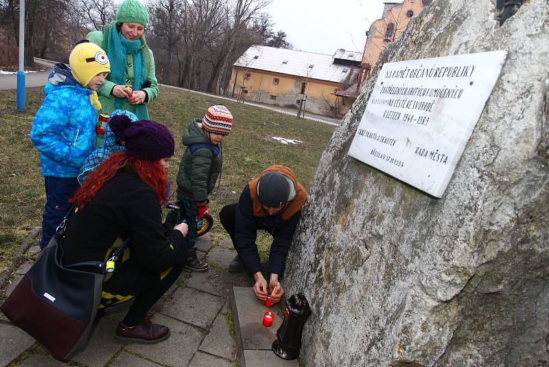 Zhruba třicet lidí se sešlo v pondělí v Břeclavi, aby protestovali proti zvolení komunistického poslance Zdeňka Ondráčka do čela komise pro kontrolu činnosti Generální inspekce bezpečnostních sborů. U pomníku obětí totalitního režimu zapálili svíčky a pod