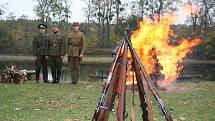 Vojáci v prvorepublikých uniformách vypálili u zámku Pohansko slavnostní salvu.