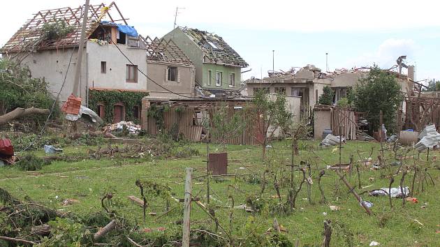 Velkomeziříčští zaplatili střechu na dům poničený tornádem v Mikulčicích