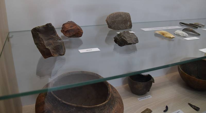 Milovičtí vystavují nálezy, které se podařilo vykopat týmu archeologů v katastru obce. Výstavu v budově obecního úřadu chtějí tamní pravidelně obměňovat a doplňovat.