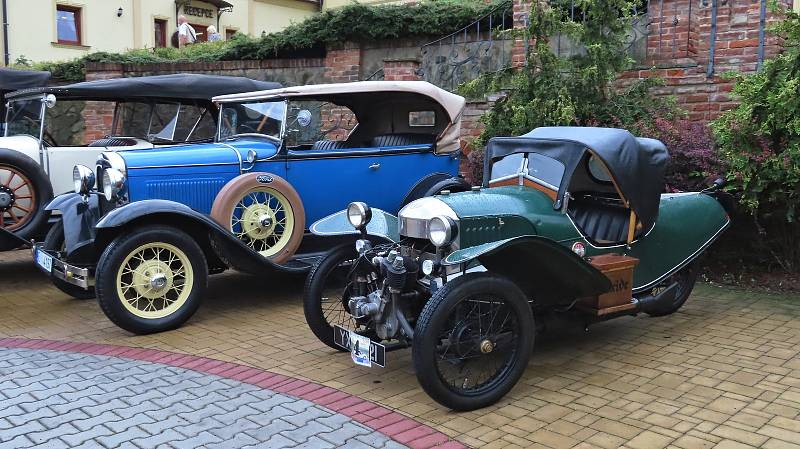 Pálavský Oldtimer přilákal na Břeclavsko desítky elegantních veteránů