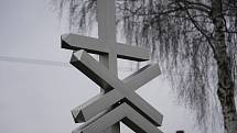 Nový památník obětem srážky vlaku a autobusu z prosince 1950 na železničním přejezdu v Podivíně na Břeclavsku. K výročí ho odhalili představitelé Velkých Bílovic a Podivína.