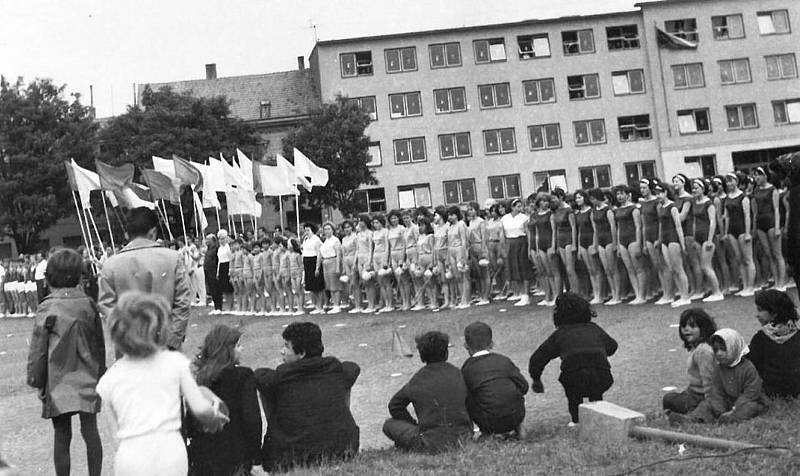 Břeclav - náměstí T. G. Masaryka. tehdy Rudé armády. Spartakiada