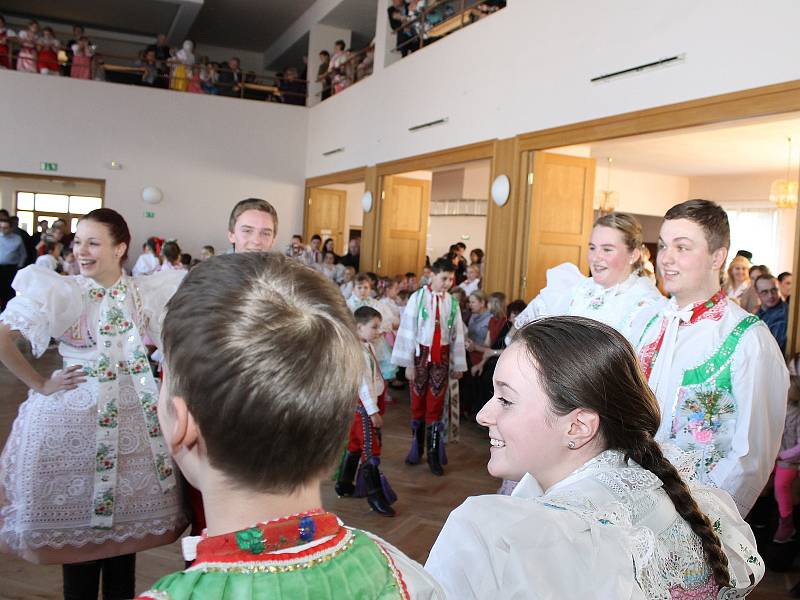 Kroje z regionu Podluží i ty ze Slovenska byly k vidění na devatenáctém dětském krojovém plese ve Staré Břeclavi. Sál tamního kulturního domu v neděli odpoledne zaplnili malí folkloristé, jejich doprovod a další návštěvníci.