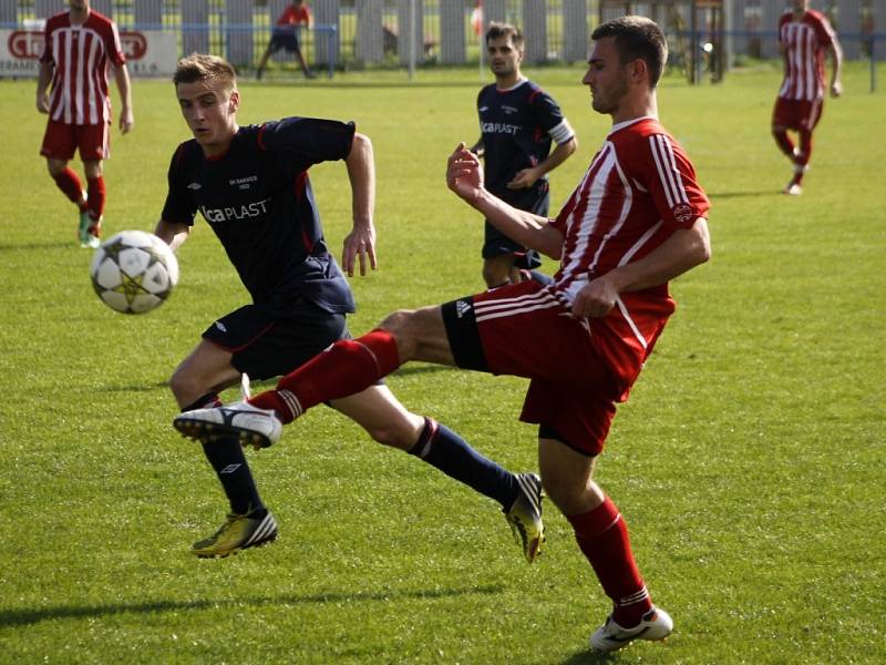 Rakvice (v modrém) uhrály v derby ve Velkých Pavlovicích bod.